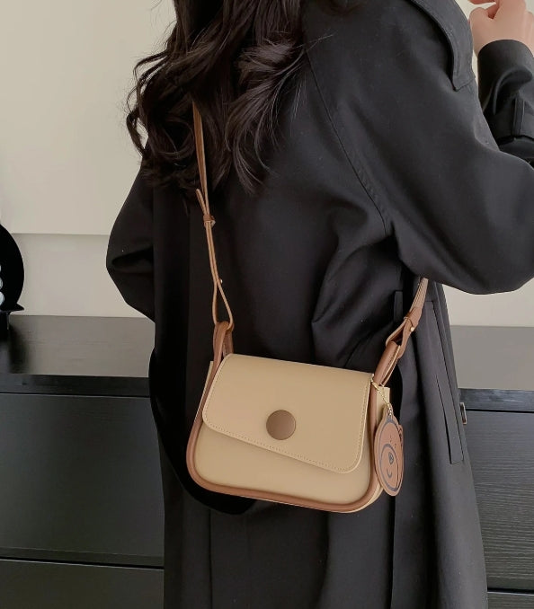 Sac carré mini à bouton à rabat avec breloque de sac